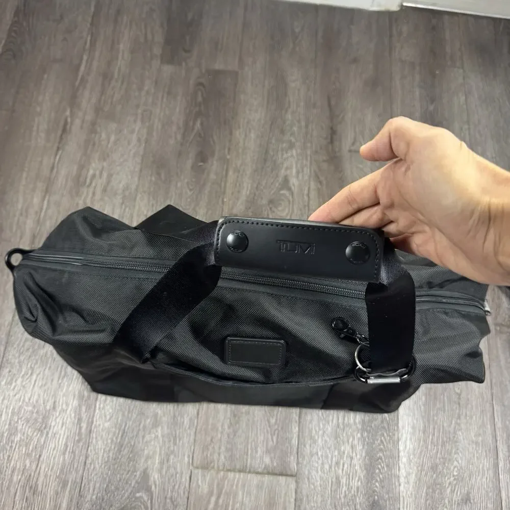 Tumi Alpha Corporate Collection Travel Duffle Duffel Bag Nylon 22249DE